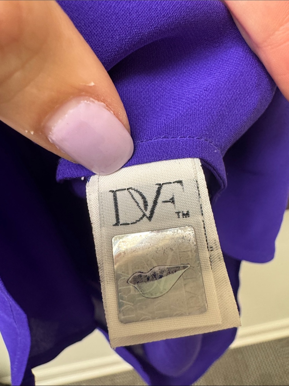 Diane Von Furstenberg 100% Silk Purple/Blue Popover Blouse, size 4 - Picture 3 of 6